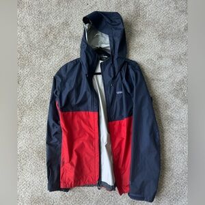 Mens Patagonia rain jacket. Zipper needs to be fixed. (Size medium)